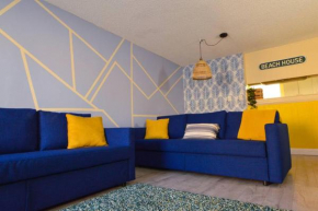 The Bluetique - Steps to Beach APT w/ AC!
